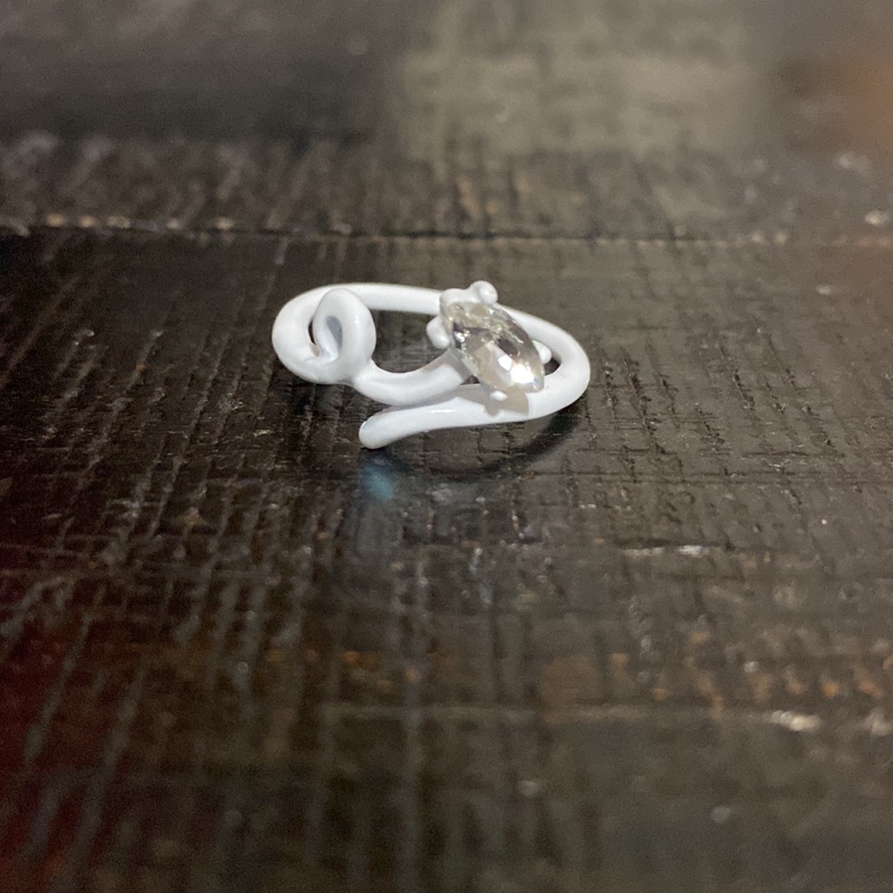 NWOT Quirky Size 7.5 White Crystal Wrap Ring - Women Jewelry! - Picture 4 of 6